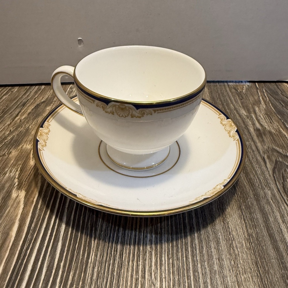 VTG  Wedgwood Bone China Cavendish‎ Teacup w/Saucer Gold Trim England L/N